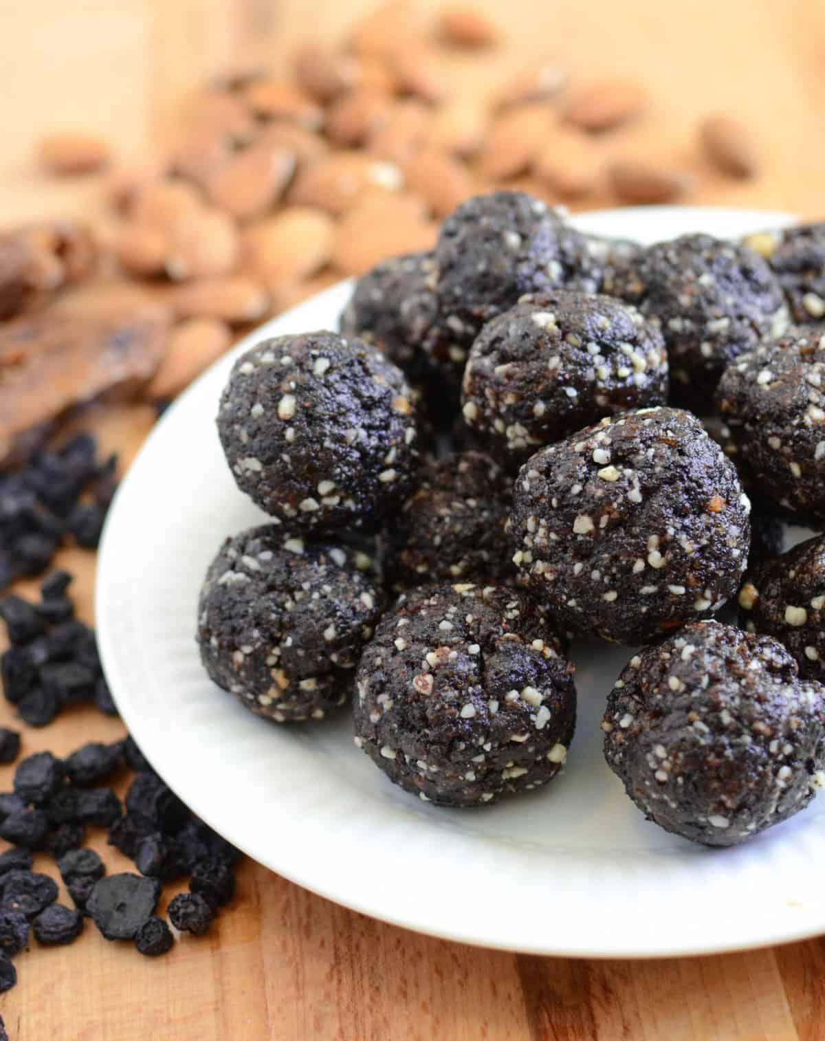 Blueberry Bliss Balls are the best clean eating snack recipe that's full of protein and good fat! Made with whole foods and tastes great!