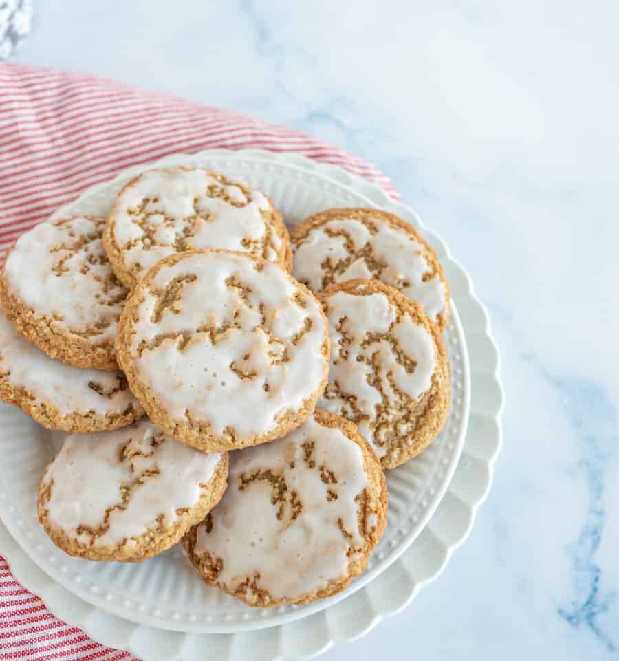 These old fashioned iced oatmeal cookies have a lovely balance of warm spices, milky sweetness, and oatmeal earthiness.