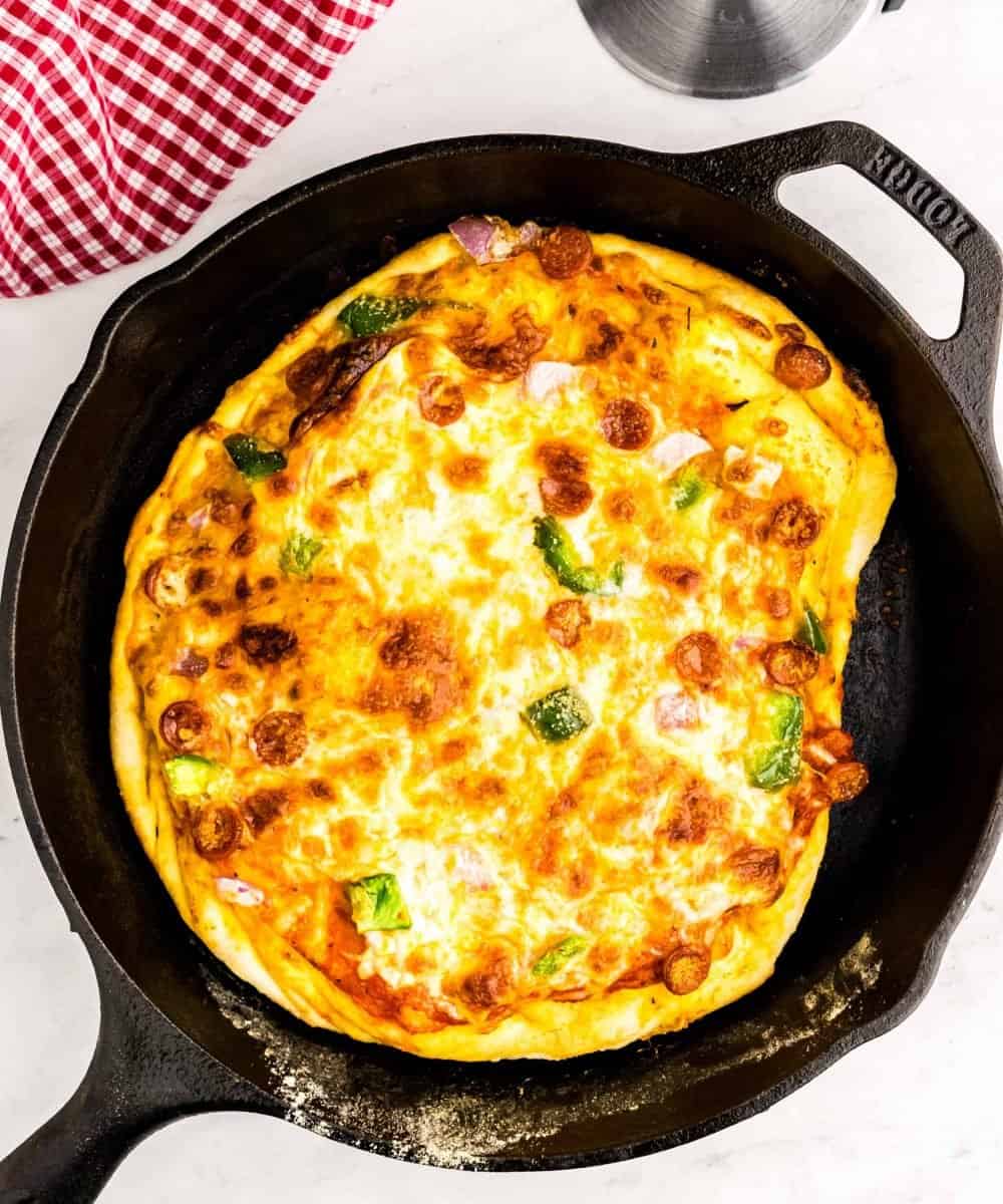 A top view of a skillet pizza still in the skillet.