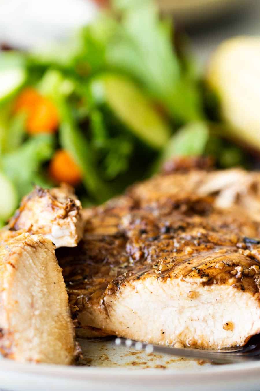 close up of cut up juicy balsamic chicken.